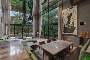 New Luxury 4-Bedroom Villa with Private Pool & Spa Access - Barneys NY