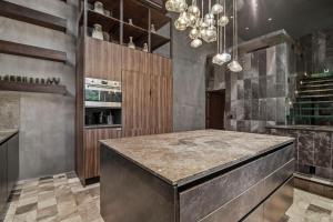 New Luxury 4-Bedroom Villa with Private Pool & Spa Access - Barneys NY