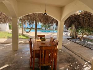 La Perla - Beach House