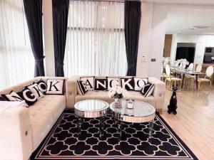 Luxury Pool Villa BKK