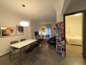 Central Thessaloniki - Walk Everywhere - Comfortable & Bright 2BR