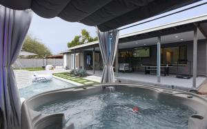 Scottsdale - Luxe Retreat Minutes to Old Town - Heated Pool - Fire pit