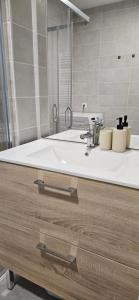 New apartment, 10 min beach, parking, terrace, direct tram