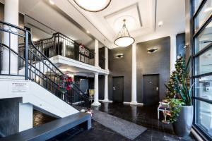 Modern 99WS DT Studio Space Needle & Lumen Field