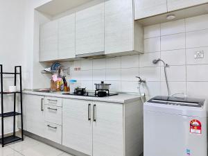 Couple Suite Greenfield 1BR 1BA Near Paradigm Mall