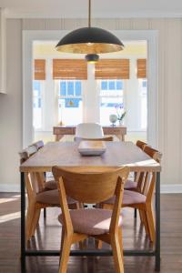 Minutes to Beaches - Home Theater, Couples Retreat