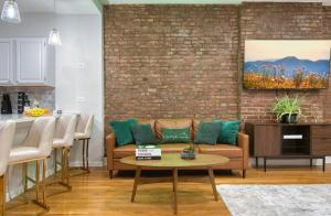 Haven on Bruckner Sprawling 2BR w King Bed fast WiFi 20 minutes to Times Square