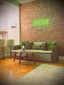 Haven on Bruckner Sprawling 2BR w King Bed fast WiFi 20 minutes to Times Square