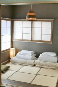 QU101 Ground-Floor 2BR Family Home, 6 Min to Koiwa, 1 Double Bed and 3 Futons, Sleeps 5