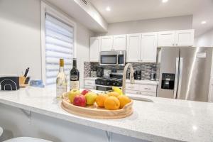 Beauty On The Reservoir Luxury New-Build 2BR w King Bed, Designer Finishes Ultra-Fast WiFi And AC