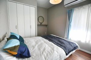 QU102 Edogawa Japanese Style Apartment 102 has direct access to Akihabara and Shinjuku, with convenient transportation and free WiFi