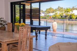 Lake House, stroll to beach & cafes- Pets Welcome