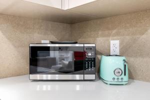 Brand-New Luxury 2BR Dunbar Suite - Sleep 4 - Near UBC, Parks, Beaches & Shops