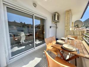 Bonito apto. 1 hab, terraza, parking, aire acondicionado y wifi en Roses, a 300m de la playa - ES-319-9