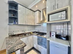 Apartamento en el Centro de Roses a 400m de la Playa, con Terraza y Parking Privado - ES-319-19