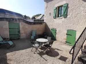 Charmante Maison Ancienne près de Chinon avec Cour Privée - FR-1-381-645