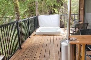 Hot Tub - Pet Friendly - Cozy Escape with Fire Pit
