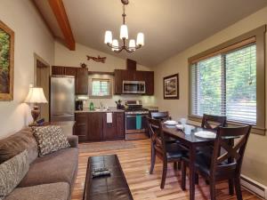 Hot Tub - Pet Friendly - Cozy Escape with Fire Pit