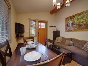 Hot Tub - Pet Friendly - Cozy Escape with Fire Pit