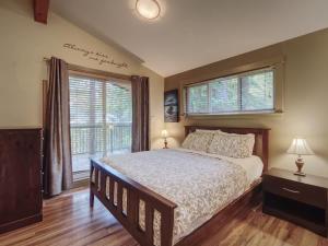 Hot Tub - Pet Friendly - Cozy Escape with Fire Pit