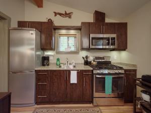 Hot Tub - Pet Friendly - Cozy Escape with Fire Pit