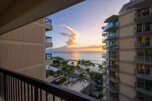 Turquoise Ocean Views Walk to Waikiki