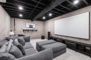 Luxurious Downtown Escape W Cinema & City Views