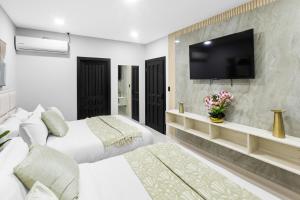 16 Luxe House Pool Table BBQ 20 min Airport