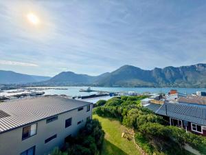 Harbour view penthouse in hout bay