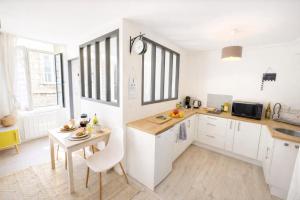 LOasis Marin lumineux et cosy à deux pas du vieux marché dans lhyper centre de La Rochelle avec TV et Wifi