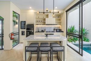 Chandler Berawa - Bright & Stylish 2BR Getaway near Berawa Beach