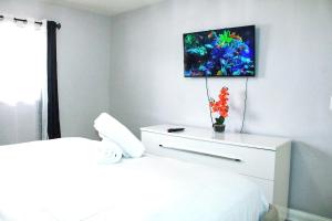 4-bedroom pool house in peaceful Sunrise with AC, WiFi, King bed