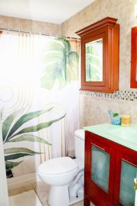 4-bedroom pool house in peaceful Sunrise with AC, WiFi, King bed