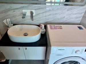 1BR Panoramic Sea & Mountain View Walk to Beach by Renttini