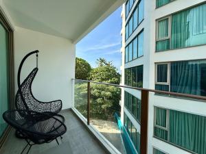 1BR Panoramic Sea & Mountain View Walk to Beach by Renttini