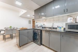 Compact 1BR, Just A Minute Drive to At the Top Burj Khalifa - Ontario Tower, Business Bay