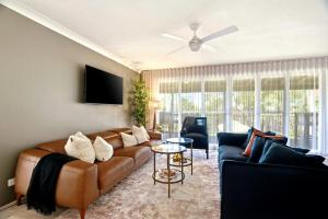 Absolute Lakefront Sleeps 10 Pool Table