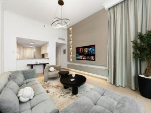 Stunning 4BR Burj View Pool &Gym