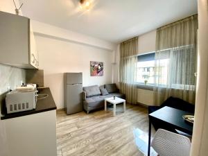 Kiras Group Apartments - 8 Units for Up to 38 Guests