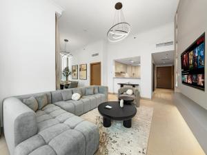 Stunning 4BR Burj View Pool &Gym