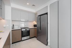 Free housekeeping visits during your stay - StayShort - Luxury 3 Bedroom in Dubai Creek Harbour that Sleeps 6