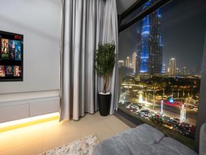 Stunning 4BR Burj View Pool &Gym