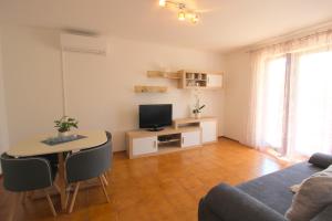 Lisa 2 near the beach