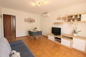 Lisa 2 near the beach