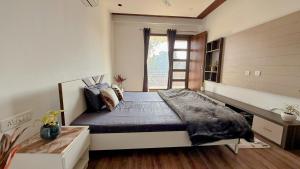 Minimalist 3BHK and 1 extra room with Lift and PS5 on rent