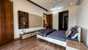 Minimalist 3BHK and 1 extra room with Lift and PS5 on rent