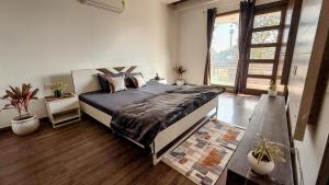 Minimalist 3BHK and 1 extra room with Lift and PS5 on rent