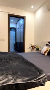 Minimalist 3BHK and 1 extra room with Lift and PS5 on rent