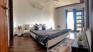 Minimalist 3BHK and 1 extra room with Lift and PS5 on rent