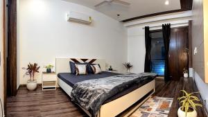 Minimalist 3BHK and 1 extra room with Lift and PS5 on rent